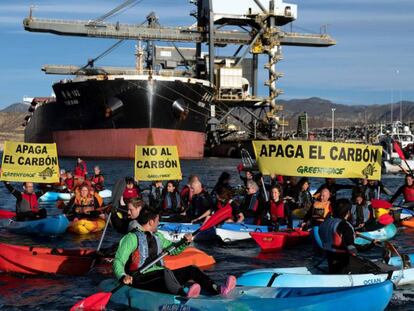 Protesta de Greenpeace junto a la central de carbón de Carboneras (Almería).