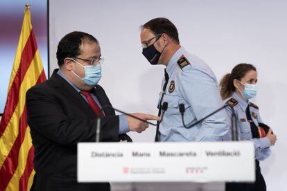 El consejero Joan Ignasi Elena y los comisarios Josep Maria Estela y Rosa Bosch, durante la comparecencia para anunciar la destitución del major de los Mossos d´Esquadra, Josep Lluís Trapero, el pasado diciembre.