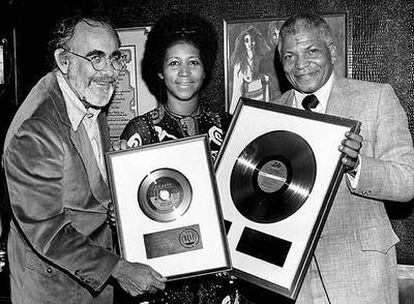 Jerry Wexler (izquierda), junto a Aretha Franklin y Henry Allen en 1971, recoge un disco de oro.