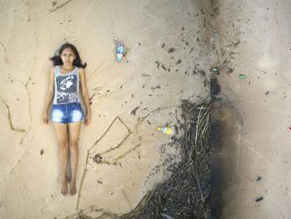 Esta joven activista brasileña lucha por cambiar los hábitos de su pueblo, que se recojan y dejen de quemar residuos. Su historia es la cuarta de la serie  Rainforest Defenders , que presenta a cinco jóvenes líderes que luchan por la conservación de los bosques amazónicos