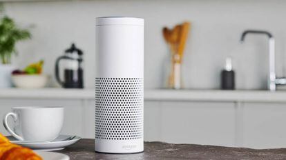 El modelo de altavoz inteligente Amazon Echo Plus.