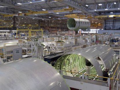 Producción de las alas de los aviones A220 en una planta de Bombardier. 