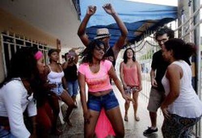Bailarines de "champeta" enseñan a bailar este ritmo caribeño a turistas extranjeros en la ciudad de Cartagena, norte de Colombia.