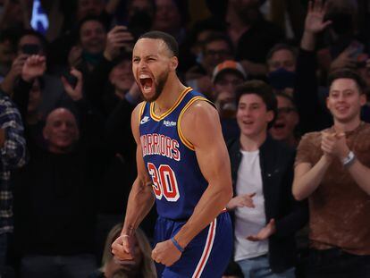 Stephen Curry celebra el triple con el que batió el récord de triples en la historia de la NBA, durante el partido entre los Knicks y los Warriors.