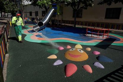 Un operario desinfecta un parque infantil este viernes en Ávila como parte de los preparativos para adentrarse en la nueva normalidad.