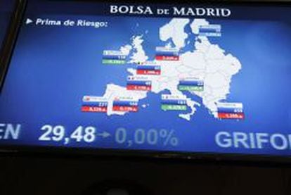 Vista de un panel que de la Bolsa de Madrid que refleja la evoluci&oacute;n de la prima de riesgo de los pa&iacute;ses europeos. EFE/Archivo