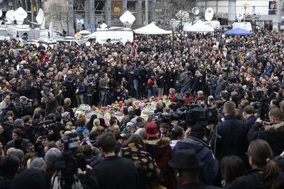 Centenares de personas muestran su respeto durante el minuto de silencio en el centro de Bruselas (Bélgica).