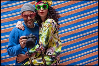 El fotógrafo Hassan Hajjaj, con la comisaria de exposiciones Yasmina Naji.