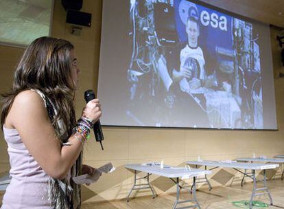 Una estudiante, durante la conexión por videoconferencia con la Estación Espacial Internacional