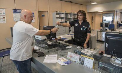 Miguel Ángel Fernández entrega las llaves de su casa a la agente María Jesús Romojaro. 