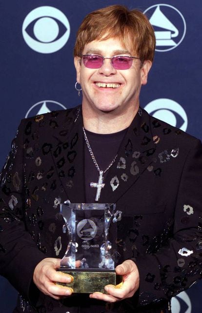 Elton John con el Grammy que recibió por su carrera artística en 2000.