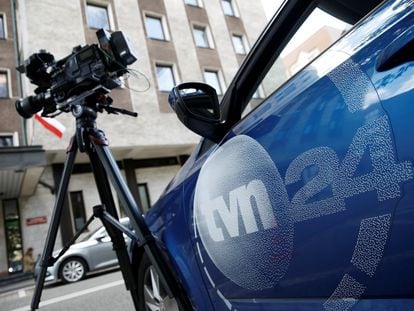 Un coche con el logo de TVN24, este viernes en Varsovia.