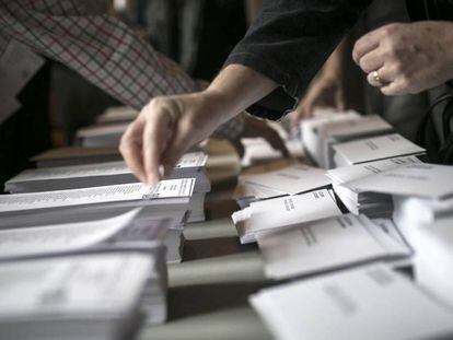 FOTO: Votantes en Barcelona. / VÍDEO: Análisis de Juan José Mateo.