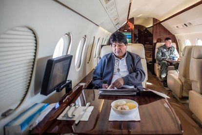 Evo Morales, hojea los periódicos el pasado martes en el avión presidencial