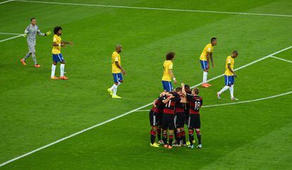 Los jugadores alemanes celebran uno de los goles del partido.