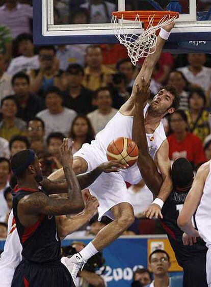 Rudy Fernández machaca el aro estadounidense ante Lebron James y Howard.