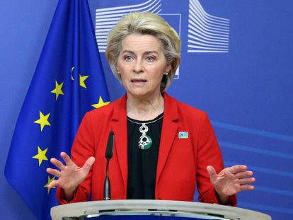 La presidenta de la Comisión Europea, Ursula Von der Leyen, en una conferencia en Bruselas el 17 de febrero de 2022