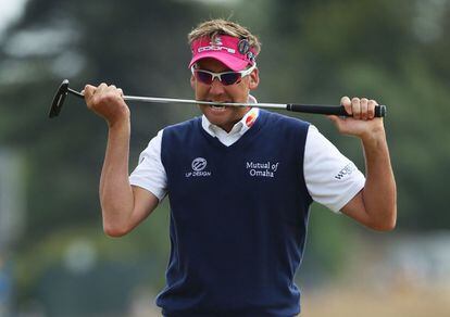 Ian Poulter muerde el putter después de fallar un golpe en el primer hoyo. Luego hizo una gran remontada