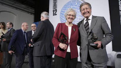 Soledad Gallego-Díaz y Sami Naïr posan hoy en San Sebastián con los premios Ramón Rubial.