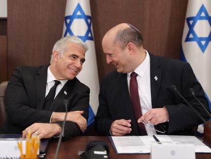 Yair Lapid (izquierda) y Naftali Bennett, en la oficina del primer ministro israelí, el pasado domingo en Jerusalén.