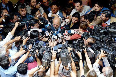 El juez Juan Guzmán comunica a los medios de comunicación en Santiago los cargos contra el ex dictador Augusto Pinochet.