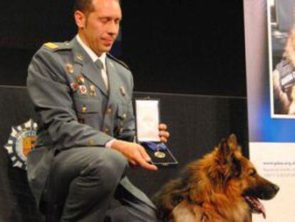 El sargento de la Guardia Civil Juan Carlos Alabarces y su perro, &#039;Ajax&#039;.