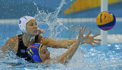 Maica García, con el gorro azul, lucha por el balón