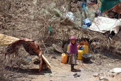 Una niña refugiada, que huyó de su casa con su familia debido a los combates entre los rebeldes hutíes y las fuerzas gubernamentales sirias respaldadas por Arabia Saudí, al oeste de los suburbios de la tercera ciudad de Yemen, Taiz.