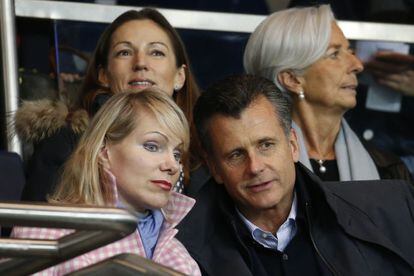 Margarita Louis Dreyfus, dueña del Olympique de Marsella, y Philipp Hildebrand, vicepresidente de BlackRock durante el partido