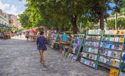 Mercadillo de libros en la plaza de Armas, en La Habana Vieja.