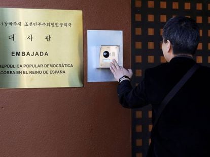 Un hombre llama a la embajada coreana en Madrid.
