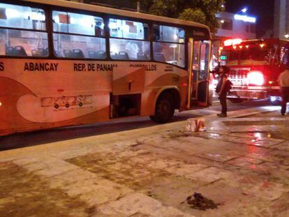 El autobús en el que se produjo el intento de feminicidio en Lima. 