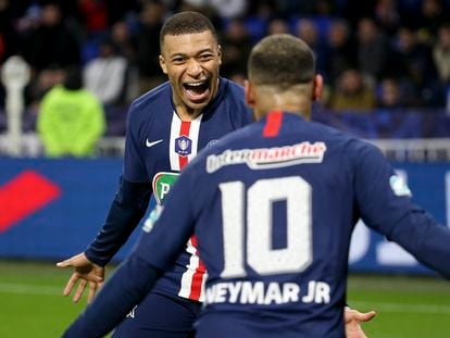 Mbappé y Neymar celebran un gol del París Saint Germain.