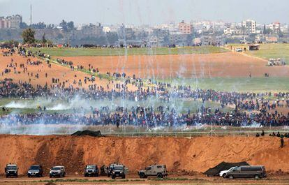 Tropas israelíes lanzan gas lacrimógeno contra palestinos que se reúnen en Gaza cerca de la frontera con Israel, el 30 de marzo.