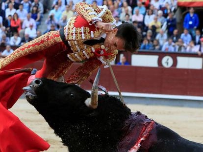 Gonzalo Caballero sufre una cogida al entrar a matar a su primer toro este martes en la Feria de San Isidro.