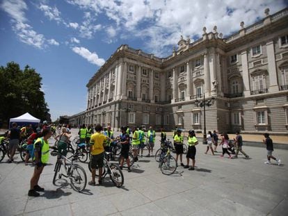 Varios ciclistas, durante la presentaci&oacute;n de las nuevas v&iacute;as ciclistas de Madrid. 