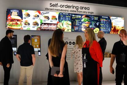 Samsung solutions for fast food restaurants, at the ISE fair.