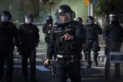 Un agente durante las protestas de los CDR, en Barcelona.