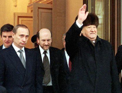 1999. Boris Yeltsin saluda a la salida del Kremlin tras anunciar su dimisión el día de Nochevieja en el tradicional mensaje presidencial de fin de año. En primer plano, su sucesor, Vladímir Putin.