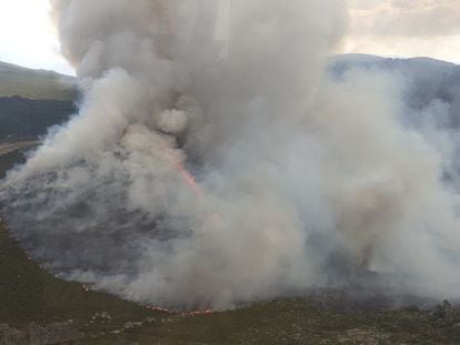 Incendio en el Campo de Tiro del Teleno en una imagen del sábado 27 de agosto.