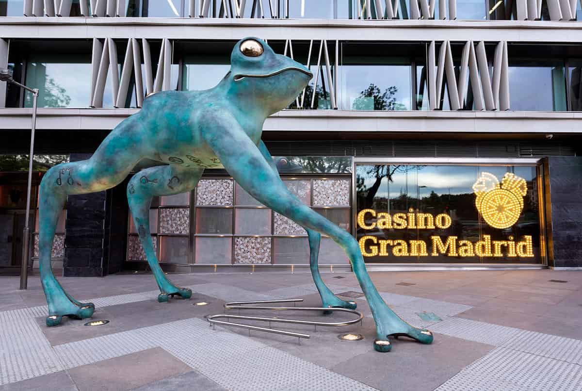 La rana de tres metros frente a la puerta del Casino de Madrid, que hace de reclamo publicitario para el establecimiento. |