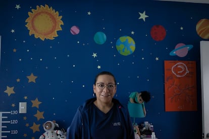 La Dra. Ana María Martínez en el consultorio donde revisa a sus pacientes pediátricos en Toluca.