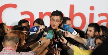 Eduardo Madina atiende a los medios en el congreso extraordinario.