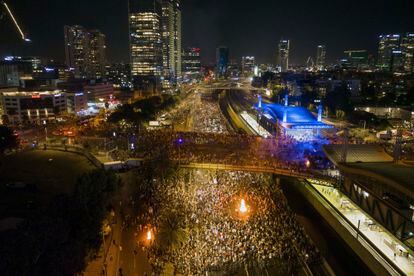 Los manifestantes bloquean el tráfico en una autopista en Tel Aviv durante las protestas contra el gobierno israelí, este lunes. 