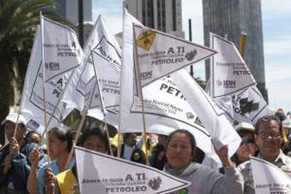 Miles de personas se reúnen hoy, domingo 17 de marzo de 2013, en la capital mexicana para protestar contra una posible privatización de Petróleos Mexicanos (Pemex) en un acto convocado por el Partido de la Revolución Democrática (PRD) en el que participaron los principales líderes de la formación de izquierdas. Al grito de "Pemex no se vende, Pemex se defiende" un total de 60.000 personas, según los organizadores, se reunieron frente al monumento a la Revolución de la capital mexicana para exigir al gobierno de Enrique Peña Nieto que no privatice la empresa estatal, en el día en el que se conmemora el 75 aniversario de la expropiación del petróleo.