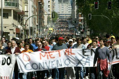 Miles de manifestantes del sector del metal de la provincia de Pontevedra recorren las calles de Vigo con motivo de una huelga general convocada hace dos días para lograr un convenio colectivo más digno. La tercera jornada de huelga del sector del metal en el provincia de Pontevedra reunió hoy en Vigo a cerca de 20.000 trabajadores.