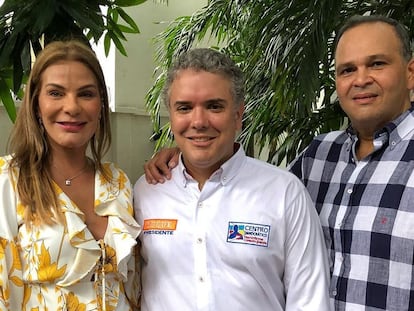 Iván Duque junto a José 'Ñeñe' Hernández y la esposa de este, María Mónica Urbina.