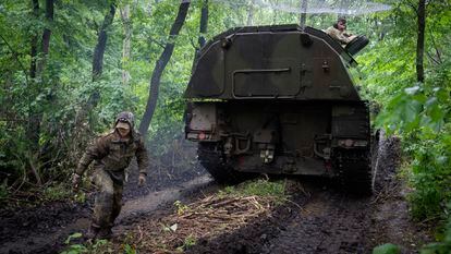 Soldados ucranios, junto a un vehículo de artillería en el frente cerca de Bajmut, este sábado.