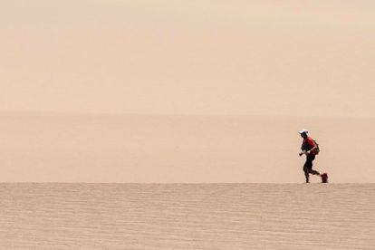 Un corredor atraviesa el desierto de Ica, en una etapa comprendida entre Samaca y Ocucaje, el 30 de noviembre de 2017.