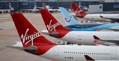 Aviones de TUI y Virgin Atlantic en Manchester.
